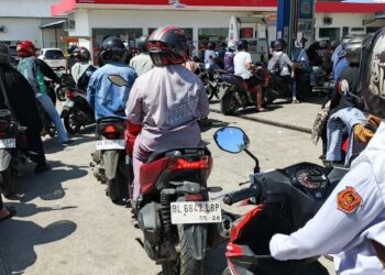 Ratusan Warga Banda Aceh sedang mengantri BBM di sebuah SPBU Banda Aceh, pada Senin 1/12/2025./FOTO: KETIKKABAR.com
