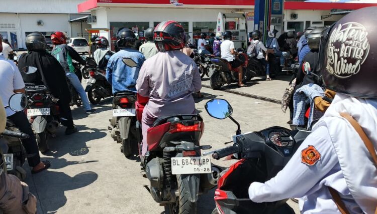 Ratusan Warga Banda Aceh sedang mengantri BBM di sebuah SPBU Banda Aceh pada Senin 1122025FOTO KETIKKABARcom KETIKKABARcom Ratusan Warga Banda Aceh sedang mengantri BBM di sebuah SPBU Banda Aceh pada Senin 1122025FOTO KETIKKABARcom