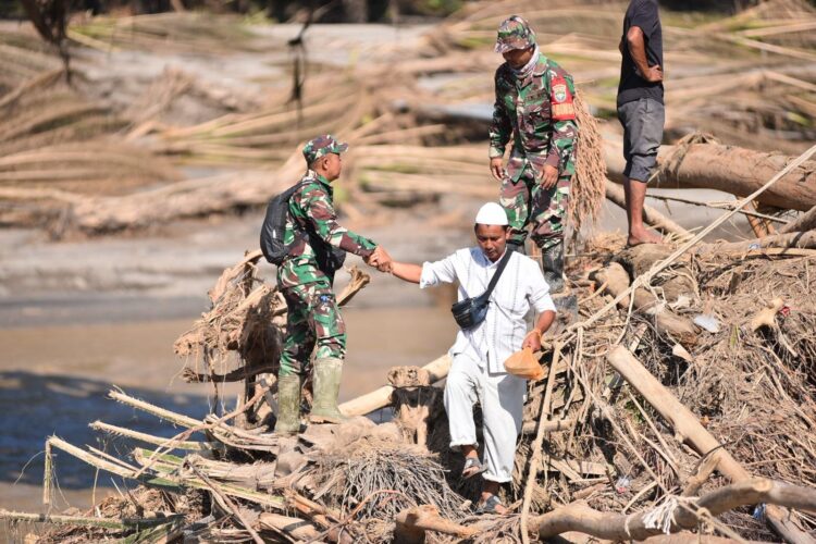 Prajurit Kodim 0111Bireuen membantu warga meyebrangi sungai di Desa Cebrek Bireuen pada Senin 1122025 KETIKKABARcom Prajurit Kodim 0111Bireuen membantu warga meyebrangi sungai di Desa Cebrek Bireuen pada Senin 1122025