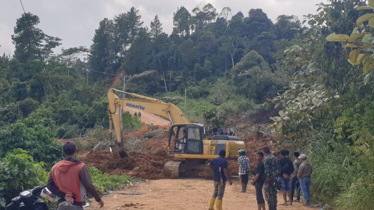 Tim gabungan dari Dinas PUPR Aceh dan Bener Meriah berhasil membersihkan empat titik longsor di ruas jalan KKA Bener Meriah tepatnya di kawasan Gunung Salak pada Senin 1122025