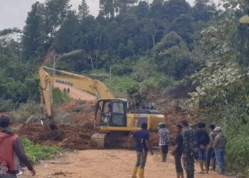 Tim gabungan dari Dinas PUPR Aceh dan Bener Meriah berhasil membersihkan empat titik longsor di ruas jalan KKA-Bener Meriah, tepatnya di kawasan Gunung Salak pada Senin, 1/12/2025