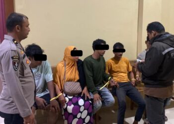 Satreskrim Polres Pidie Jaya Polda Aceh menangkap lima terduga pelaku penyebar isu bohong atau hoaks terkait naiknya air laut, yang sempat memicu kepanikan warga pada Senin dini hari, 1 Desember 2025, di Desa Lhok Sandeng, Kecamatan Meurah Dua, Kabupaten Pidie Jaya.