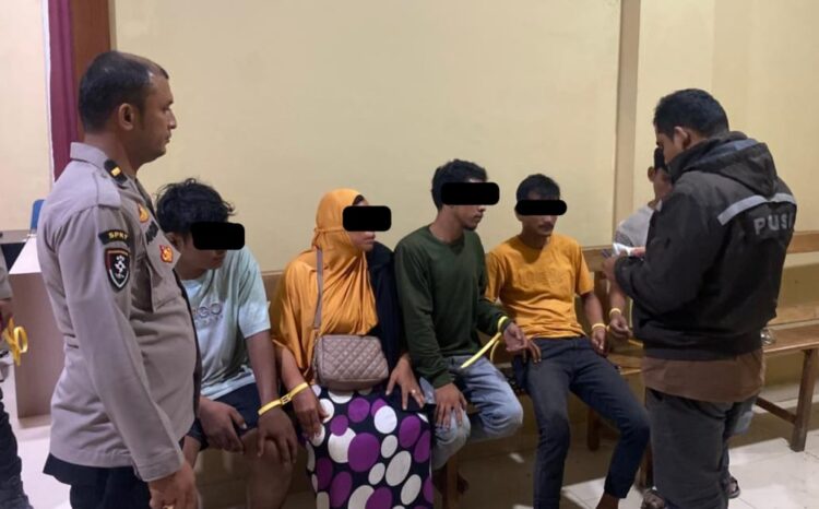 Satreskrim Polres Pidie Jaya Polda Aceh menangkap lima terduga pelaku penyebar isu bohong atau hoaks terkait naiknya air laut yang sempat memicu kepanikan warga pada Senin dini hari 1 Desember 2025 di Desa Lhok Sandeng Kecamatan Meurah Dua Kabupaten Pidie Jaya KETIKKABARcom Satreskrim Polres Pidie Jaya Polda Aceh menangkap lima terduga pelaku penyebar isu bohong atau hoaks terkait naiknya air laut yang sempat memicu kepanikan warga pada Senin dini hari 1 Desember 2025 di Desa Lhok Sandeng Kecamatan Meurah Dua Kabupaten Pidie Jaya