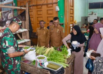 Wali Kota Sabang melalui Asisten Perekonomian dan Pembangunan, Rinaldi Syahputra, bersama Kapolres Sabang AKBP Sukoco dan Dandim 0112/Sabang Letkol Kav. Edi Purwanto, meninjau langsung ke pasar pada Selasa (2/12).