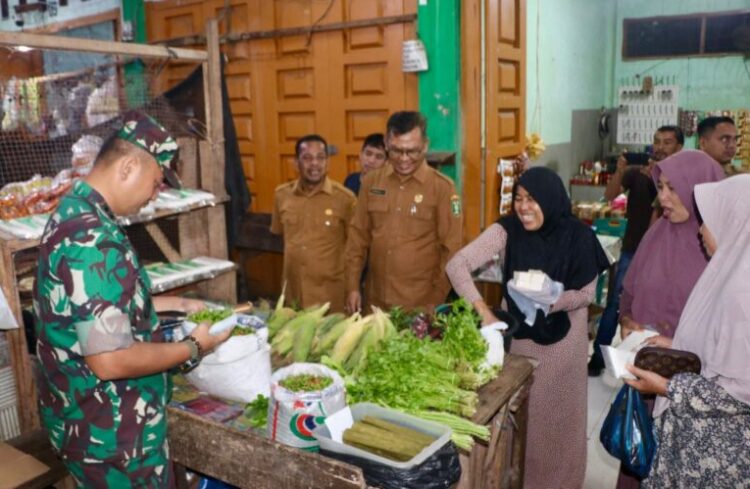 Wali Kota Sabang melalui Asisten Perekonomian dan Pembangunan Rinaldi Syahputra bersama Kapolres Sabang AKBP Sukoco dan Dandim 0112Sabang Letkol Kav Edi Purwanto meninjau langsung ke pasar pada Selasa 212