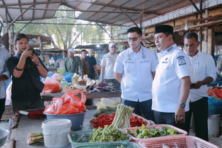Bupati Aceh Besar H Muharram Idris Syech Muharram meninjau langsung kondisi harga kebutuhan pokok di Pasar Induk Lambaro Kecamatan Ingin Jaya Rabu 3122025 FOTOPROKOPIM ACEH BESAR KETIKKABARcom Bupati Aceh Besar H Muharram Idris Syech Muharram meninjau langsung kondisi harga kebutuhan pokok di Pasar Induk Lambaro Kecamatan Ingin Jaya Rabu 3122025 FOTOPROKOPIM ACEH BESAR