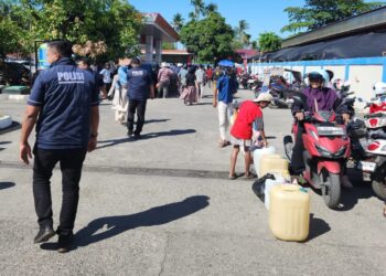 Personel gabungan Subdit Tipidter Ditreskrimsus Polda Aceh intensif mengawasi Stasiun Pengisian Bahan Bakar Umum (SPBU) di Banda Aceh, pada Rabu 03/12/2025