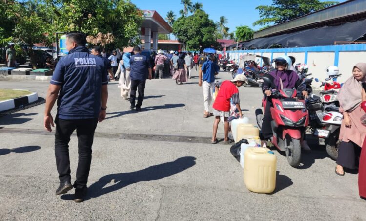Personel gabungan Subdit Tipidter Ditreskrimsus Polda Aceh intensif mengawasi Stasiun Pengisian Bahan Bakar Umum SPBU di Banda Aceh pada Rabu 03122025