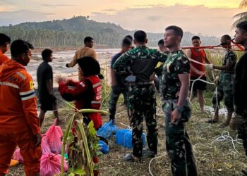 Prajurit Kodam Iskandar Muda diterjunkan untuk membantu PLN dalam pembangunan tower listrik darurat setelah tower utama roboh akibat banjir besar yang melanda Kabupaten Bireuen, pada Kamis 04/12/2025. / FOTO: Humas Kodam IM