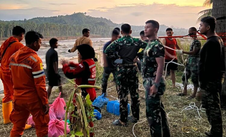 Prajurit Kodam Iskandar Muda diterjunkan untuk membantu PLN dalam pembangunan tower listrik darurat setelah tower utama roboh akibat banjir besar yang melanda Kabupaten Bireuen pada Kamis 04122025 FOTO Humas Kodam IM KETIKKABARcom Prajurit Kodam Iskandar Muda diterjunkan untuk membantu PLN dalam pembangunan tower listrik darurat setelah tower utama roboh akibat banjir besar yang melanda Kabupaten Bireuen pada Kamis 04122025 FOTO Humas Kodam IM