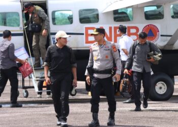 Kapolda Aceh Irjen Pol. Marzuki Ali Basyah bersama Wakil Gubernur Aceh Fadhlullah, serta Kepala BNPB, Letjen TNI Suharyanto, tiba di Bandara Syekh Hamzah Fansyuri Aceh Singkil pada Kamis, 4 Desember 2025./ FOTO: Humas Polda Aceh