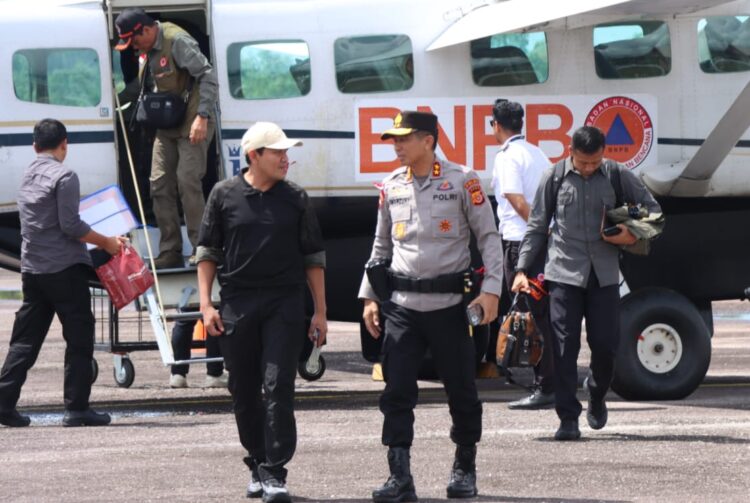 Kapolda Aceh Irjen Pol Marzuki Ali Basyah bersama Wakil Gubernur Aceh Fadhlullah serta Kepala BNPB Letjen TNI Suharyanto tiba di Bandara Syekh Hamzah Fansyuri Aceh Singkil pada Kamis 4 Desember 2025 FOTO Humas Polda Aceh KETIKKABARcom Kapolda Aceh Irjen Pol Marzuki Ali Basyah bersama Wakil Gubernur Aceh Fadhlullah serta Kepala BNPB Letjen TNI Suharyanto tiba di Bandara Syekh Hamzah Fansyuri Aceh Singkil pada Kamis 4 Desember 2025 FOTO Humas Polda Aceh