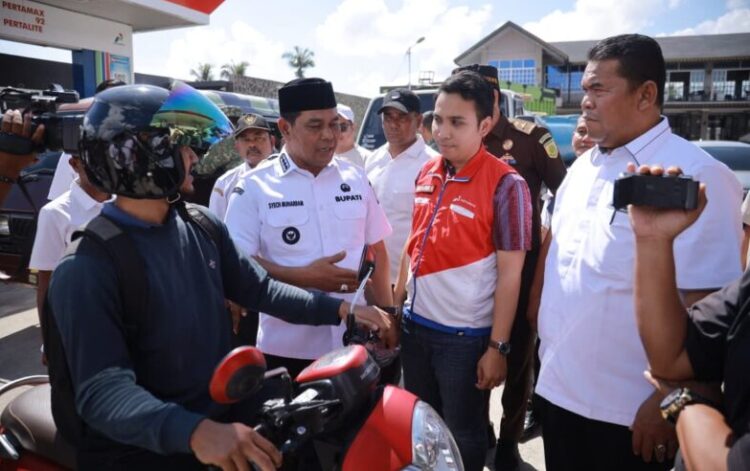 Bupati Aceh Besar H Muharram Idris Syech Muharram berdialog dengan masyarakat yang ikut mengantri BBM di SPBU wilayah Aceh Besar Rabu 3122025 FOTO PROKOPIM PEMKAB ACEH BESAR KETIKKABARcom Bupati Aceh Besar H Muharram Idris Syech Muharram berdialog dengan masyarakat yang ikut mengantri BBM di SPBU wilayah Aceh Besar Rabu 3122025 FOTO PROKOPIM PEMKAB ACEH BESAR