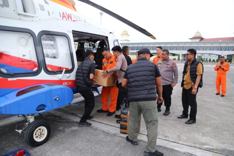 Personel Polda Aceh memuat bantuan logistik ke helikopter AW169 di Bandara SIM untuk dikirim kepada warga terdampak banjir di Aceh Tamiang Jumat 05122025FOTO Humas Polda Aceh KETIKKABARcom Personel Polda Aceh memuat bantuan logistik ke helikopter AW169 di Bandara SIM untuk dikirim kepada warga terdampak banjir di Aceh Tamiang Jumat 05122025FOTO Humas Polda Aceh