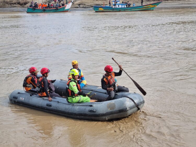 Tim SAR dan PT Mifa Melaboh Sisir Lokasi Banjir di Bireuen untuk Cari Warga Terjebak Sabtu 6122025 KETIKKABARcom Tim SAR dan PT Mifa Melaboh Sisir Lokasi Banjir di Bireuen untuk Cari Warga Terjebak Sabtu 6122025
