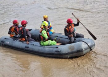 Tim SAR dan PT Mifa Melaboh Sisir Lokasi Banjir di Bireuen untuk Cari Warga Terjebak, Sabtu, 6/12/2025.