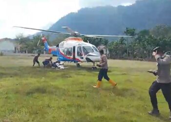 Polda Aceh kembali menyalurkan bantuan kemanusiaan untuk warga terdampak banjir di Kecamatan Simpang Jernih, Kabupaten Aceh Timur menggunakan helicopter melalui Bandara Sultan Iskandar Muda (SIM) pada Sabtu, 6 Desember 2025./FOTO: Humas Polda Aceh