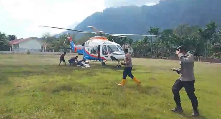 Polda Aceh kembali menyalurkan bantuan kemanusiaan untuk warga terdampak banjir di Kecamatan Simpang Jernih Kabupaten Aceh Timur menggunakan helicopter melalui Bandara Sultan Iskandar Muda SIM pada Sabtu 6 Desember 2025FOTO Humas Polda Aceh