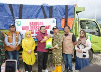 Wali Kota Sabang Zulkifli H. Adam bersama Dandim 0112/Sabang Letkol Kav. Edi Purwanto, Sekretaris Daerah Andri Nourman, serta jajaran Pemko Sabang dan organisasi wanita menyerahkan bantuan untuk disalurkan kepada korban banjir di Kabupaten Pidie Jaya dan Kabupaten Bireun, Sabtu, 13/12/2025 (FOTO: Humas)