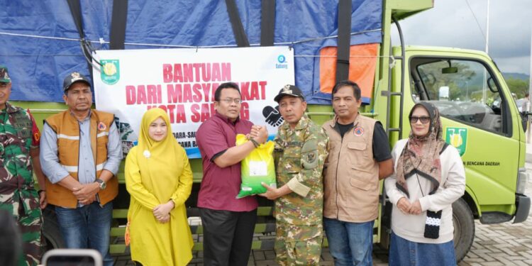 Wali Kota Sabang Zulkifli H Adam bersama Dandim 0112Sabang Letkol Kav Edi Purwanto Sekretaris Daerah Andri Nourman serta jajaran Pemko Sabang dan organisasi wanita menyerahkan bantuan untuk disalurkan kepada korban banjir di Kabupaten Pidie Jaya dan Kabupaten Bireun Sabtu 13122025 FOTO Humas KETIKKABARcom Wali Kota Sabang Zulkifli H Adam bersama Dandim 0112Sabang Letkol Kav Edi Purwanto Sekretaris Daerah Andri Nourman serta jajaran Pemko Sabang dan organisasi wanita menyerahkan bantuan untuk disalurkan kepada korban banjir di Kabupaten Pidie Jaya dan Kabupaten Bireun Sabtu 13122025 FOTO Humas