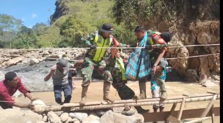 Personel Koramil 01Bandar Kodam Iskandar Muda saat mengevakuasi seorang warga An Ngadiman 70 seorang penduduk Desa Hakim Putri Pintu Kecamatan Mesidah yang membutuhkan pertolongan medis segera pada Minggu 07122025 KETIKKABARcom Personel Koramil 01Bandar Kodam Iskandar Muda saat mengevakuasi seorang warga An Ngadiman 70 seorang penduduk Desa Hakim Putri Pintu Kecamatan Mesidah yang membutuhkan pertolongan medis segera pada Minggu 07122025