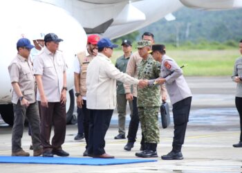 Presiden Republik Indonesia Prabowo Subianto bersama Kapolri Jenderal Polisi Drs. Listyo Sigit Prabowo tiba di Aceh pada Minggu, 7/12/2025. FOTO: Humas Polda Aceh
