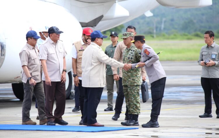 Presiden Republik Indonesia Prabowo Subianto bersama Kapolri Jenderal Polisi Drs Listyo Sigit Prabowo tiba di Aceh pada Minggu 7122025 FOTO Humas Polda Aceh KETIKKABARcom Presiden Republik Indonesia Prabowo Subianto bersama Kapolri Jenderal Polisi Drs Listyo Sigit Prabowo tiba di Aceh pada Minggu 7122025 FOTO Humas Polda Aceh