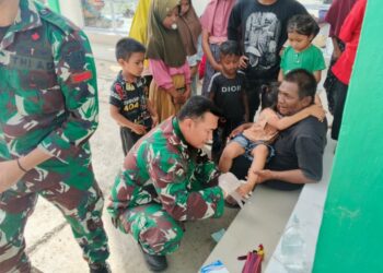 Tim Medis dari Personel Kesdam IM melayani kesehatan bagi masyarakat yang terdampak banjir di berbagai wilayah Aceh, pada Senin, 08/12/2025. /FOTO: Humas Kodam IM