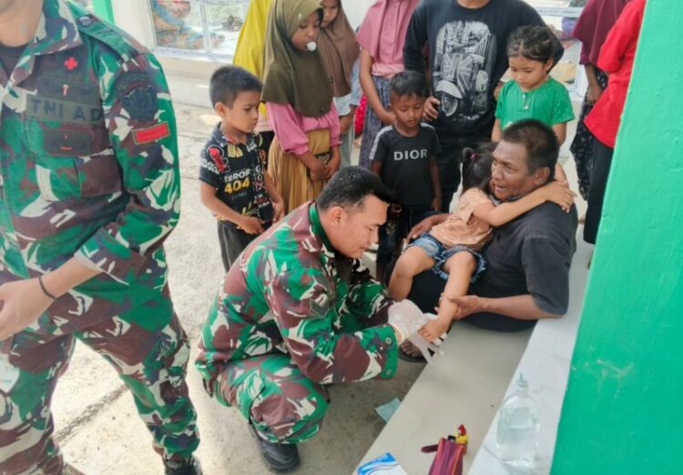 Tim Medis dari Personel Kesdam IM melayani kesehatan bagi masyarakat yang terdampak banjir di berbagai wilayah Aceh pada Senin 08122025 FOTO Humas Kodam IM