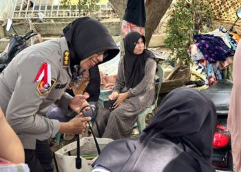 Tim Trauma Healing Bencana Alam Wilayah Hukum Polda Aceh memberikan dukungan psikososial dan trauma healing bagi masyarakat yang terdampak banjir di Aceh Tamiang pada Senin, 8/12/2025./ FOTO: Humas Polda Aceh