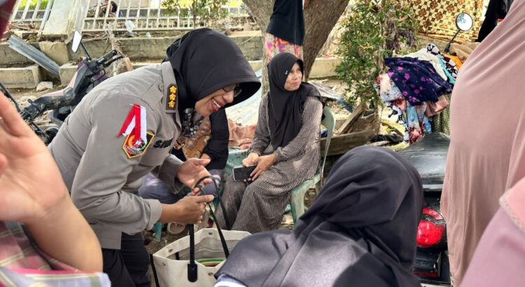 Tim Trauma Healing Bencana Alam Wilayah Hukum Polda Aceh memberikan dukungan psikososial dan trauma healing bagi masyarakat yang terdampak banjir di Aceh Tamiang pada Senin 8122025 FOTO Humas Polda Aceh