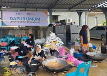 BSI, bersama BSI Maslahat dan warga Aceh, mendirikan dapur umum dan posko kesehatan di Kabupaten Langsa, Provinsi Aceh, pada Senin 08/12/2025