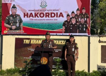 Kepala Kejaksaan Negeri Aceh Besar, Jemmy Novian Tirayudi, S.H., M.H., M.Si, pimpin upacara dalam rangka memperingati Hari Anti Korupsi Sedunia (Hakordia) 2025,di Halaman Kantor Kejaksaan Negeri Aceh Besar, pada Selasa 09/12/2025.