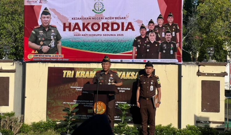 Kepala Kejaksaan Negeri Aceh Besar Jemmy Novian Tirayudi SH MH MSi pimpin upacara dalam rangka memperingati Hari Anti Korupsi Sedunia Hakordia 2025di Halaman Kantor Kejaksaan Negeri Aceh Besar pada Selasa 09122025 KETIKKABARcom Kepala Kejaksaan Negeri Aceh Besar Jemmy Novian Tirayudi SH MH MSi pimpin upacara dalam rangka memperingati Hari Anti Korupsi Sedunia Hakordia 2025di Halaman Kantor Kejaksaan Negeri Aceh Besar pada Selasa 09122025