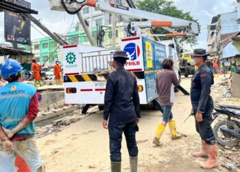 Personel Satuan Brimob Polda Aceh saat mengawal proses penormalan jaringan listrik di Aceh Tamiang pascabanjir, pada Selasa 09/12/2025. FOTO: Humas Polda Aceh