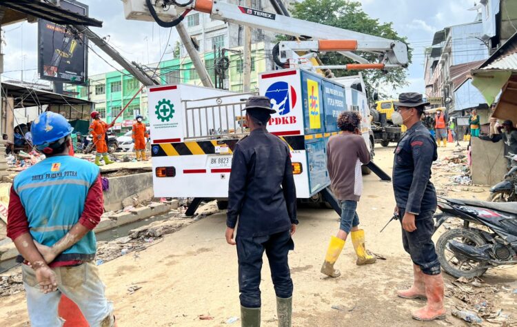 Personel Satuan Brimob Polda Aceh saat mengawal proses penormalan jaringan listrik di Aceh Tamiang pascabanjir pada Selasa 09122025 FOTO Humas Polda Aceh