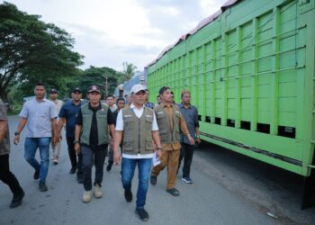 Proses pelepasan bantuan dilakukan oleh Bupati Aceh Besar, Muharram Idris, di Posko Bantuan BPBD Aceh Besar, Sibreh, Kecamatan Sukamakmur, pada Selasa (9/12/2025).