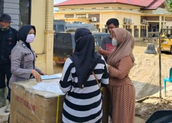 Personel Polres Aceh Tamiang melayani masyarakat meskipun markas masih berlumpur akibat terdampak bencana, Rabu 10/12/2025 (FOTO: Humas Polda Aceh)