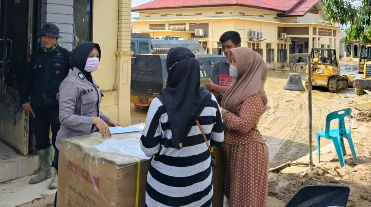 Personel Polres Aceh Tamiang melayani masyarakat meskipun markas masih berlumpur akibat terdampak bencana Rabu 10122025 FOTO Humas Polda Aceh KETIKKABARcom Personel Polres Aceh Tamiang melayani masyarakat meskipun markas masih berlumpur akibat terdampak bencana Rabu 10122025 FOTO Humas Polda Aceh