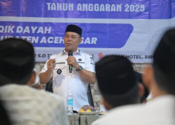 Bupati Aceh Besar Muharram Idris menyampaikan sambutan pada pembukaan Focus Group Discussion Penyusunan Kurikulum Dayah Salafiyah di Hotel Hijrah, Lambaro, Ingin Jaya, Rabu (10/12/2025). FOTO/ACEH BESAR