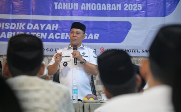Bupati Aceh Besar Muharram Idris menyampaikan sambutan pada pembukaan Focus Group Discussion Penyusunan Kurikulum Dayah Salafiyah di Hotel Hijrah Lambaro Ingin Jaya Rabu 10122025 FOTOACEH BESAR KETIKKABARcom Bupati Aceh Besar Muharram Idris menyampaikan sambutan pada pembukaan Focus Group Discussion Penyusunan Kurikulum Dayah Salafiyah di Hotel Hijrah Lambaro Ingin Jaya Rabu 10122025 FOTOACEH BESAR