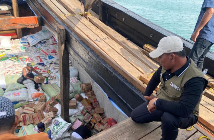 Bupati Aceh Besar H Muharram Idris mengawal proses loading bantuan kemanusiaan dari masyarakat Aceh Besar di Dermaga Pelabuhan Ulee Lheue Kota Banda Aceh Rabu 10122025 FOTOMC ACEH BESAR KETIKKABARcom Bupati Aceh Besar H Muharram Idris mengawal proses loading bantuan kemanusiaan dari masyarakat Aceh Besar di Dermaga Pelabuhan Ulee Lheue Kota Banda Aceh Rabu 10122025 FOTOMC ACEH BESAR