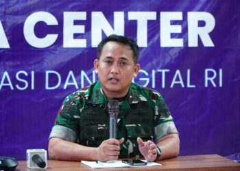 Asisten Teritorial Kodam Iskandar Muda, Kolonel Inf Fransisco, (kanan) saat konferensi pers di Pusat Informasi dan Media Center Penanggulangan Bencana Aceh Kemkomdigi di Kantor Gubernur Aceh, Banda Aceh. Kamis (11/12/2025). (Foto: Hendra Gunawan/Dit. KPM Kemkomdigi)