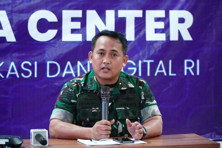 Asisten Teritorial Kodam Iskandar Muda Kolonel Inf Fransisco kanan saat konferensi pers di Pusat Informasi dan Media Center Penanggulangan Bencana Aceh Kemkomdigi di Kantor Gubernur Aceh Banda Aceh Kamis 11122025 Foto Hendra GunawanDit KPM Kemkomdigi KETIKKABARcom Asisten Teritorial Kodam Iskandar Muda Kolonel Inf Fransisco kanan saat konferensi pers di Pusat Informasi dan Media Center Penanggulangan Bencana Aceh Kemkomdigi di Kantor Gubernur Aceh Banda Aceh Kamis 11122025 Foto Hendra GunawanDit KPM Kemkomdigi
