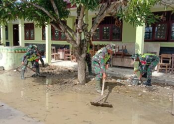 Prajurit TNI AD dari Kodim 0108/Aceh Tenggara, Kodam Iskandar Muda mulai pembersihan fasilitas pendidikan, karya bakti di permukiman, hingga perbaikan sarana air bersih. Kegiatan ini dilakukan di berbagai titik lokasi terdampak pada Jumat (12/12/2025).