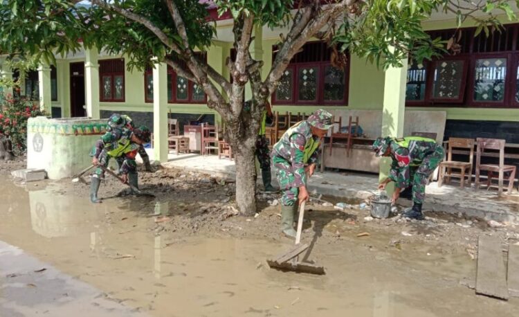 Prajurit TNI AD dari Kodim 0108Aceh Tenggara Kodam Iskandar Muda mulai pembersihan fasilitas pendidikan karya bakti di permukiman hingga perbaikan sarana air bersih Kegiatan ini dilakukan di berbagai titik lokasi terdampak pada Jumat 12122025
