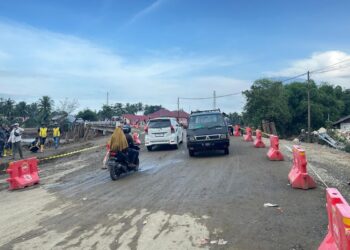 Jembatan yang menjadi jalur penting penghubung antara Meureudu dan Pidie Jaya tersebut resmi dibuka kembali Jumat 1212