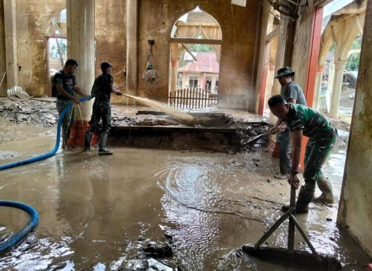 Prajurit TNI dari Kodim 0103Aceh Utara bersama personel Brigif TP 90Yudha Giri Dhanu Kodam Iskandar Muda karya bakti pembersihan Masjid Kampung Tanah Merah Kecamatan Langkahan Sabtu 13122025 KETIKKABARcom Prajurit TNI dari Kodim 0103Aceh Utara bersama personel Brigif TP 90Yudha Giri Dhanu Kodam Iskandar Muda karya bakti pembersihan Masjid Kampung Tanah Merah Kecamatan Langkahan Sabtu 13122025