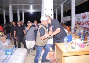 Bupati Aceh Besar H Muharram Idris Syeh Muharram disambut hangat oleh Bupati Aceh Tamiang Irjen Pol Purn Drs Armia Pahmi MH di Halaman Upacara Kantor Bupati Kabupaten Aceh Tamiang Minggu 14122025 FOTO PROKOPIM PEMKAB ACEH BESAR
