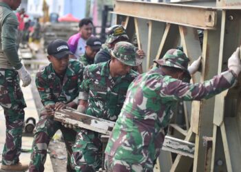 Personel Batalyon Zeni Tempur 16/DA kini tengah mengebut pembangunan jembatan serupa di berbagai titik strategis lainnya di Bireuen, Minggu (14/12/2025).
